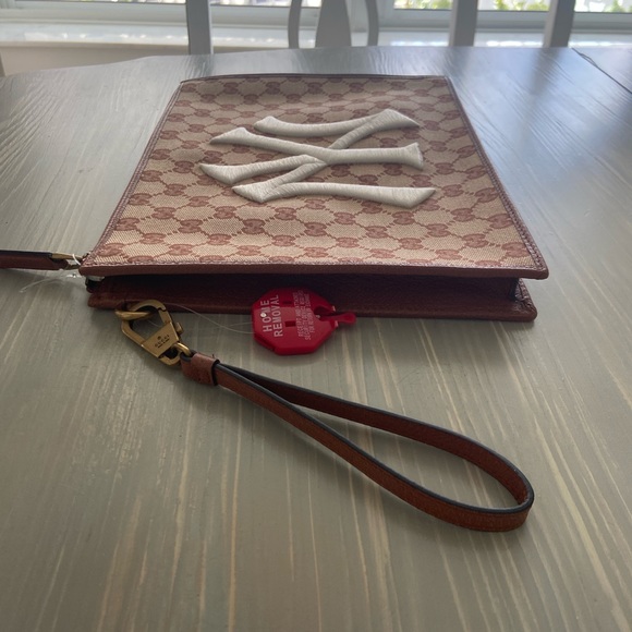 Gucci NY Yankees MLB Brown Wristlet Clutch - Picture 4 of 9